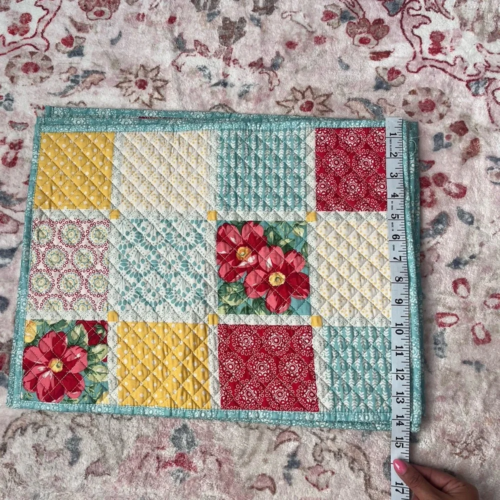 The Pioneer Woman Patchwork Placemats Quilted Reversible Floral 14x19‎ Set Of 4